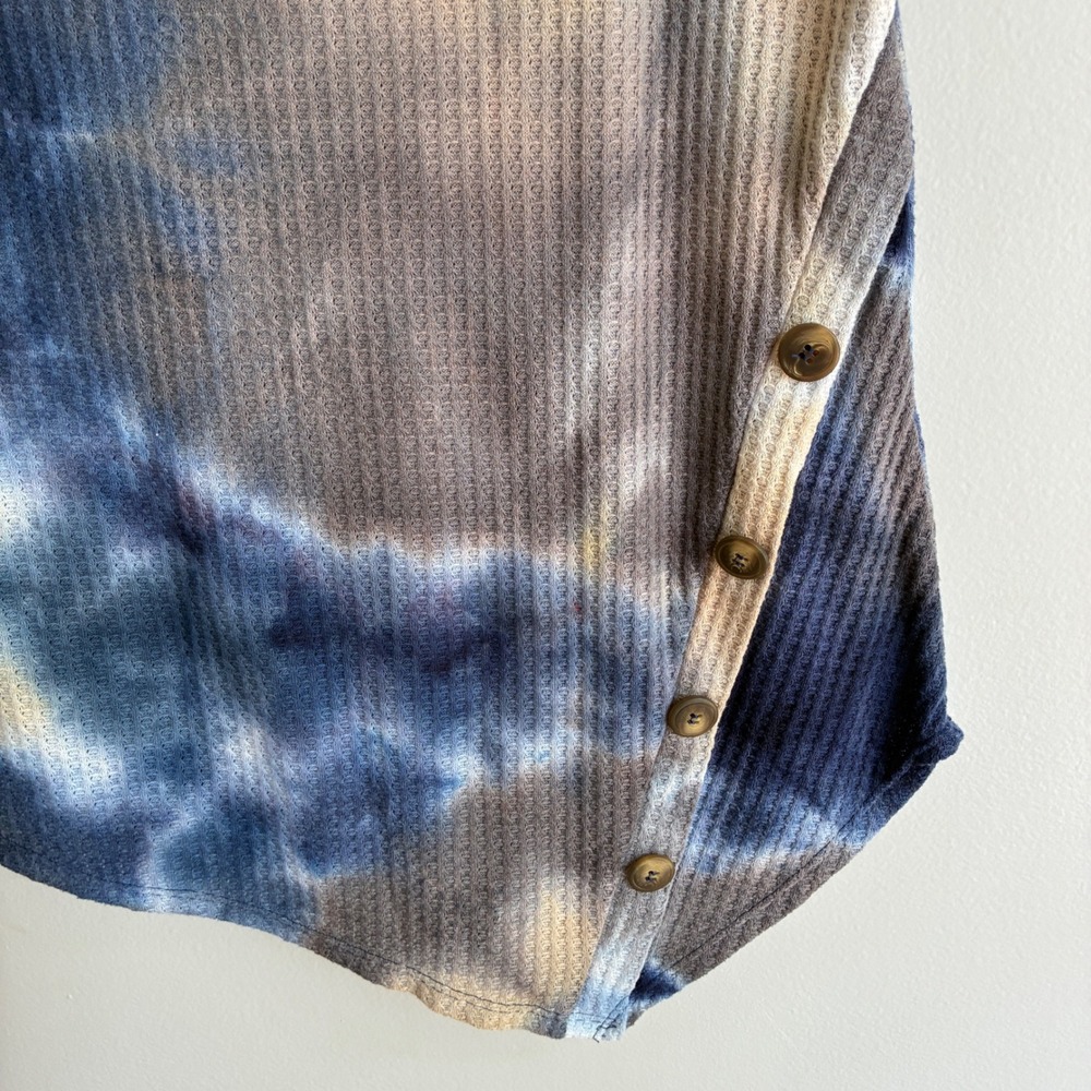 Nouvida Waffle Knit Top Women XL Blue Tie‎ Dye Asymmetrical Button Boho Tee - Picture 3 of 7